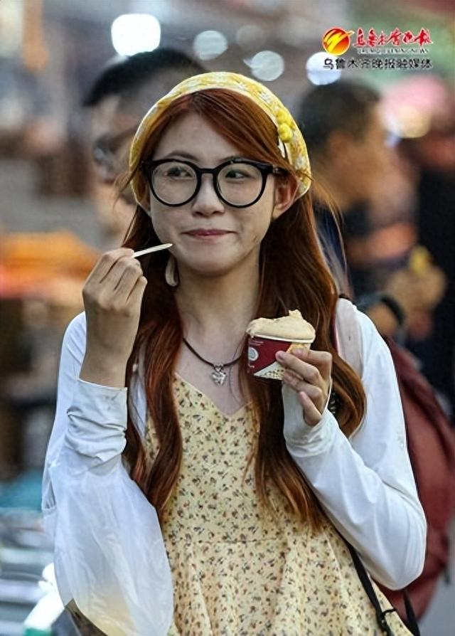 　　5月16日，在位于沙依巴克区的和田二街，来自福建泉州的游客品尝特色冰淇淋。记者迪丽娜尔·加力肯摄