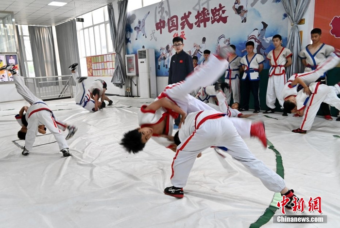 5月16日,河北省保定市第十九中学,2014年全国中国式摔跤冠军赛男子56