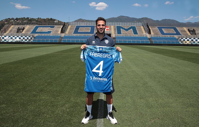 当地时间2022年8月1日，法布雷加斯宣布加盟22/23意乙赛季的科莫队。视觉中国 图