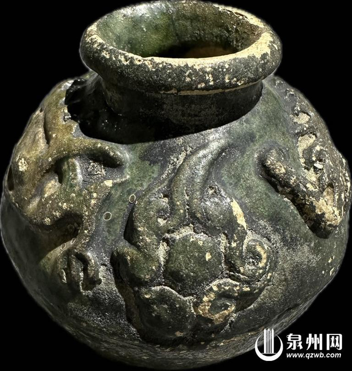 泉州企业家文物慈善大手笔 磁灶窑文物一次捐十件