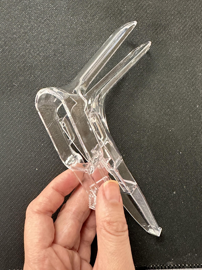 形似鸭嘴的窥阴器。  受访者供图 