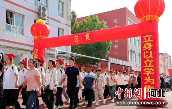 河北泊头二中举行成人礼 致青春