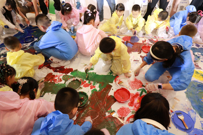 现场参与活动的李佳妮小朋友说:"我今天非常开心,因为我可以画我最