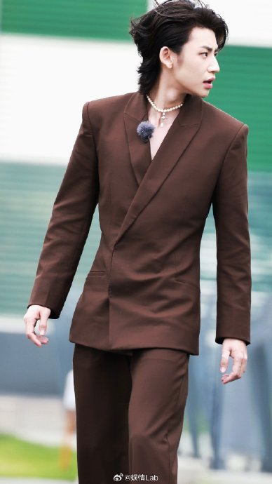 昨天@小鬼-王琳凯 穿西装玩滑板的照片发出后