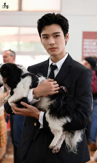 龚俊戛纳电影节饭拍 想变成龚俊怀里抱着的狗狗