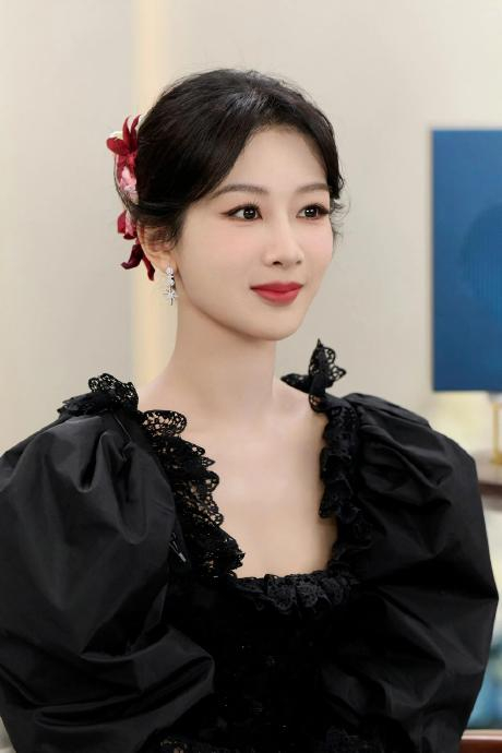 杨紫直播造型宛如暗夜的玫瑰～ 杨紫近期直播中身着一袭ulyana
