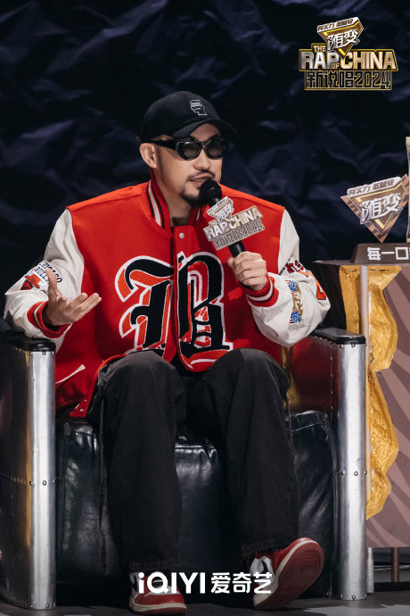在海选中通过了@mchotdog热狗 严格专业的考核拿到金链子的rapper