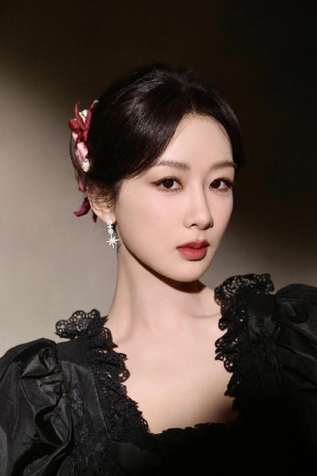 杨紫直播造型宛如暗夜的玫瑰～ 杨紫近期直播中身着一袭ulyana
