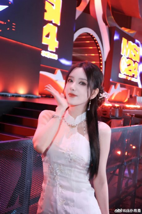 解说rita晒照:来自msi现场的小塔发回的明信片