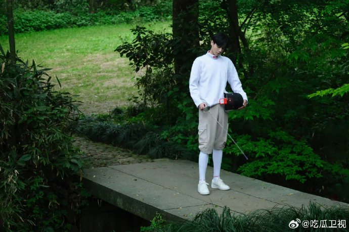 胡一天这个击剑照也太有氛围感了吧,这个身高真的太优越了吧!