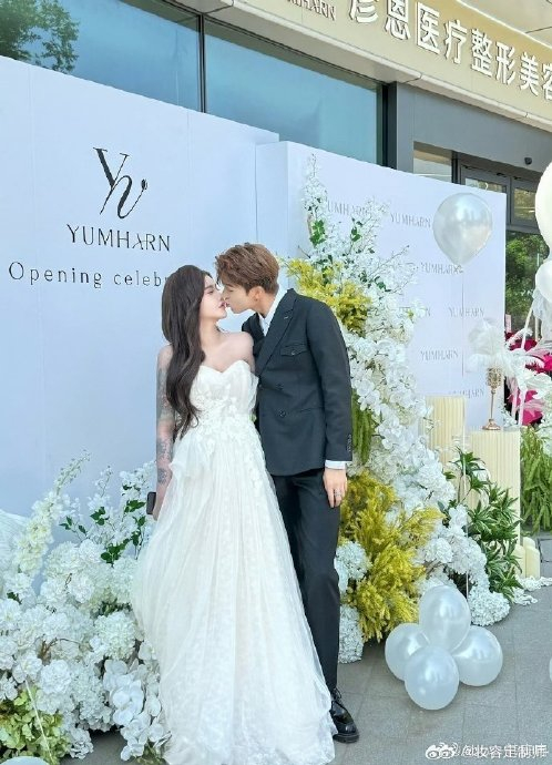 韩安冉的美容院终于迎来了开业的大日子!