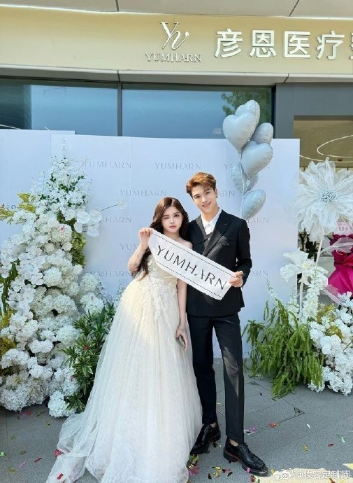 韩安冉的美容院终于迎来了开业的大日子!