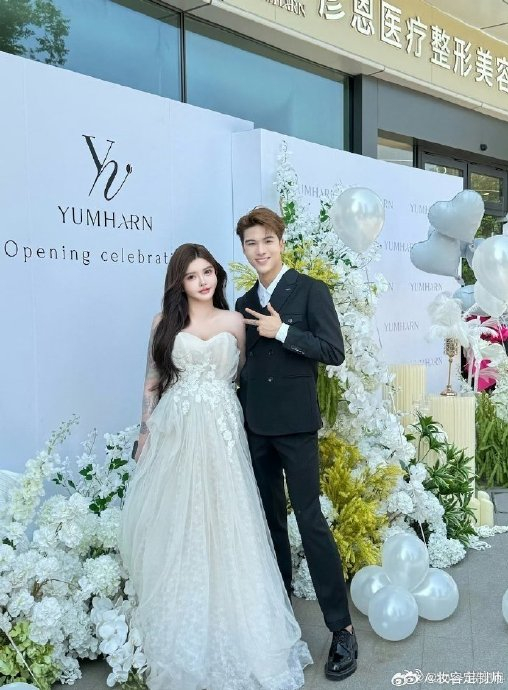 韩安冉的美容院终于迎来了开业的大日子!