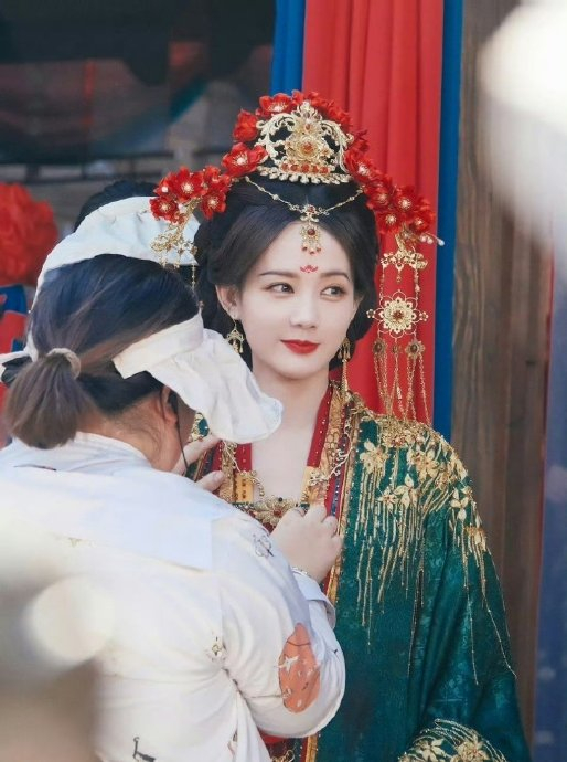 李一桐书卷一梦大婚造型出妆啦,美得让人挪不开眼睛,明艳而动人