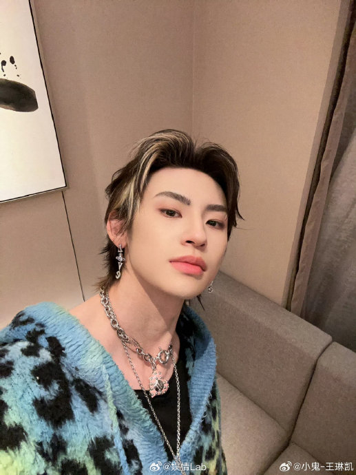 昨天@小鬼-王琳凯 穿西装玩滑板的照片发出后