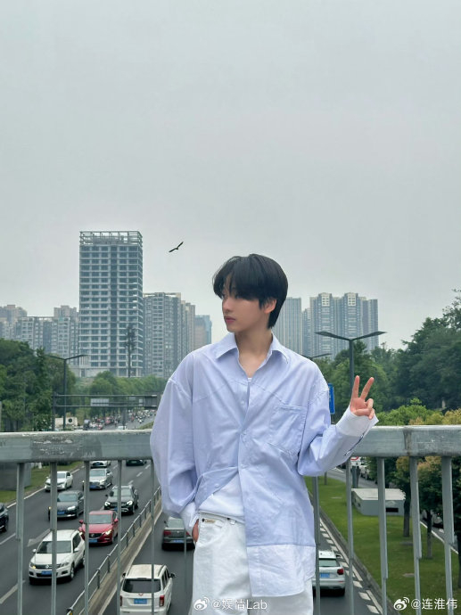 今天是模特@连淮伟 衬衫微敞搭配上简约的领带