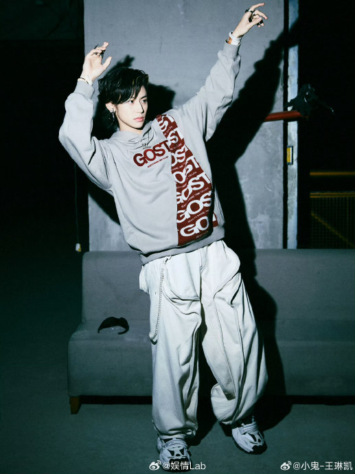 昨天@小鬼-王琳凯 穿西装玩滑板的照片发出后