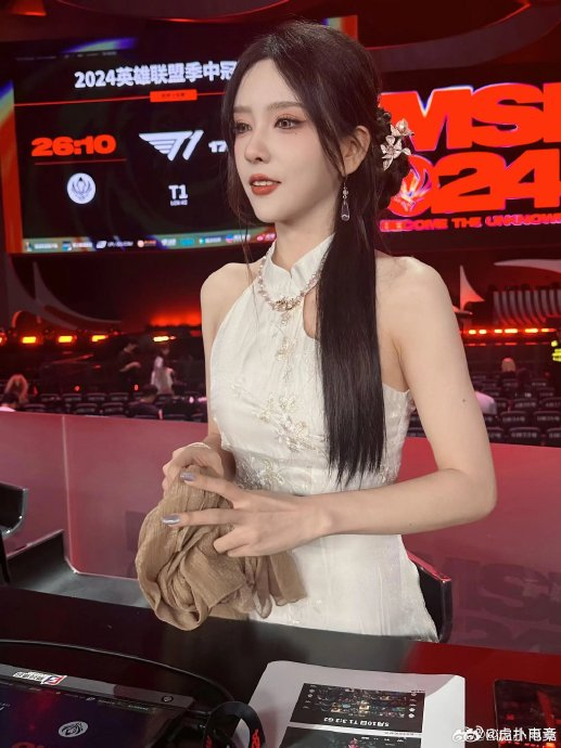 解说rita晒照:来自msi现场的小塔发回的明信片
