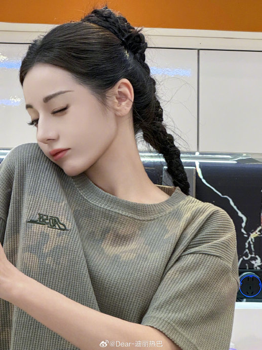 迪丽热巴的营业照片 这自拍照真的是太ok了
