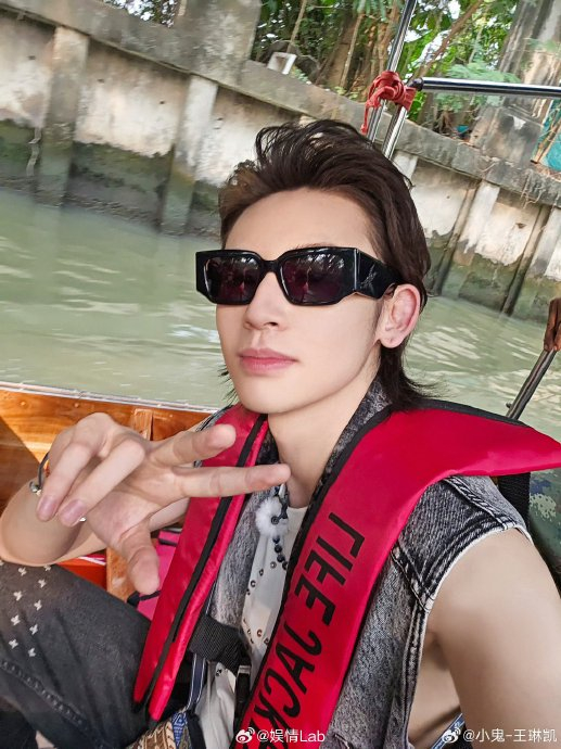 昨天@小鬼-王琳凯 穿西装玩滑板的照片发出后