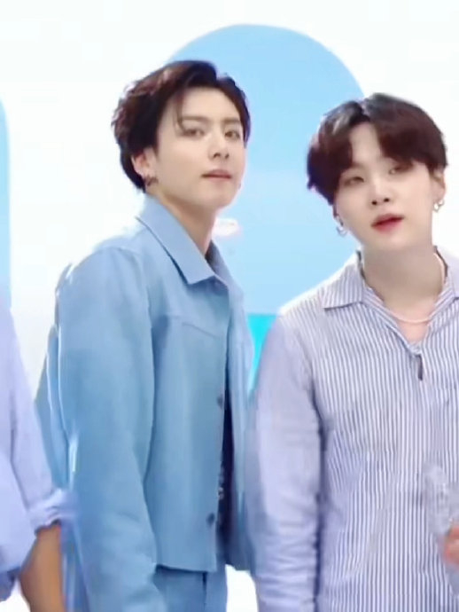 呼~就要露额头 蓝色清爽感|田柾国_新浪新闻