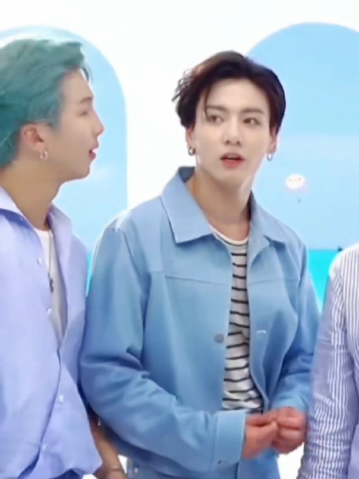 呼~就要露额头 蓝色清爽感|田柾国_新浪新闻