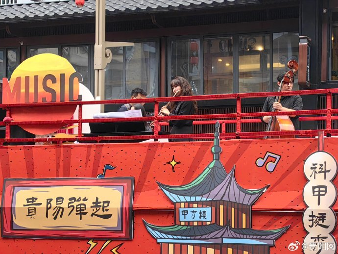 巡游结束后,"爱乐巴士"花车停在曹状元街上,扑闪灵动的"眼睛",福气