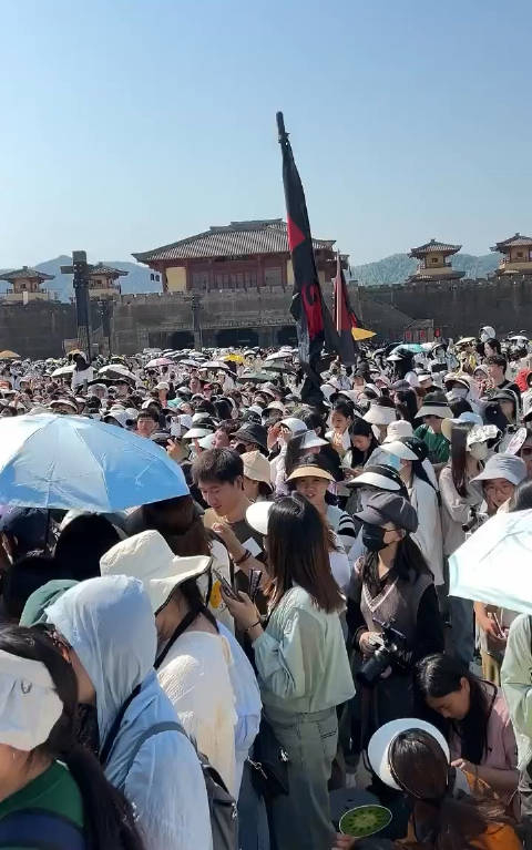 成毅超话成毅新剧赴山海今日横店开机秦王宫都被粉丝包围了这就是顶流