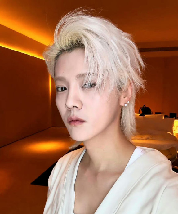 鹿晗阿那亚人气也太顶了,换了发型的鹿帅的溢出屏幕