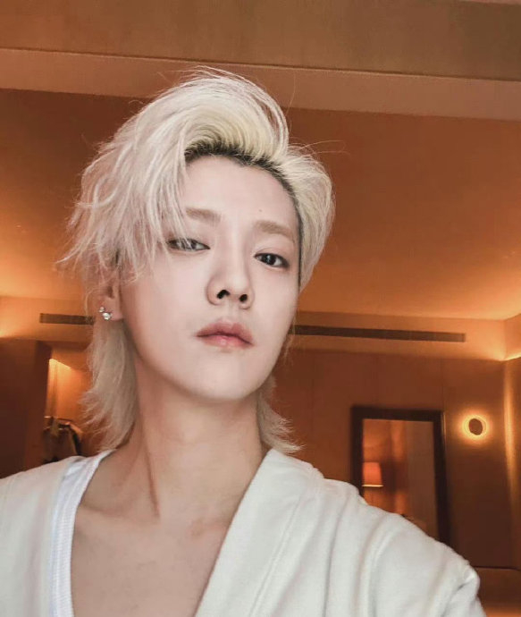 鹿晗阿那亚人气也太顶了,换了发型的鹿帅的溢出屏幕