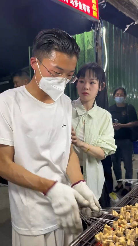 郭有才不光唱歌私下还卖烧烤,媳妇儿搁旁边一直给他擦汗!