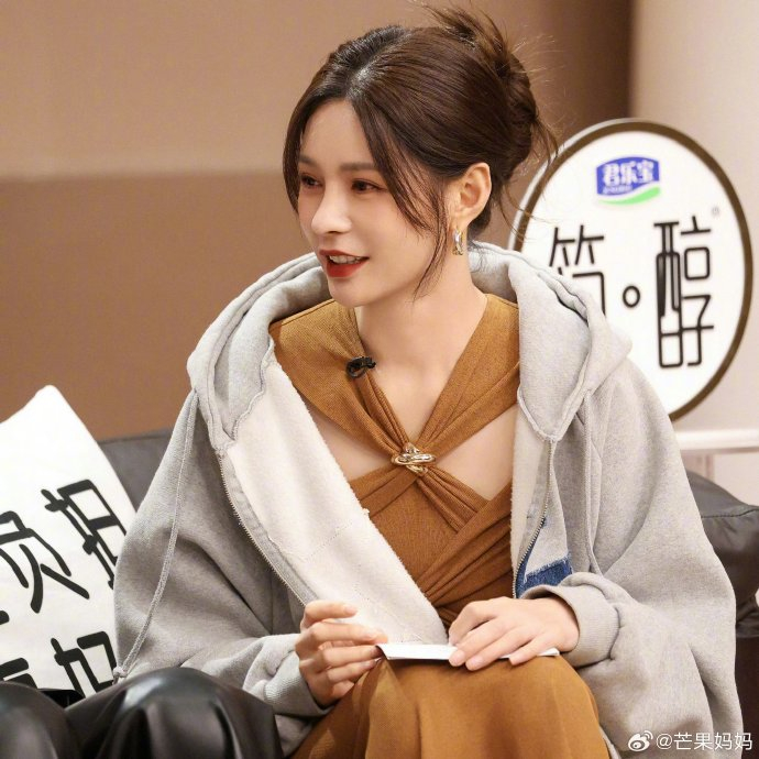 才发现沈梦辰昨天在直播中的白裙造型居然还有另外一种颜色