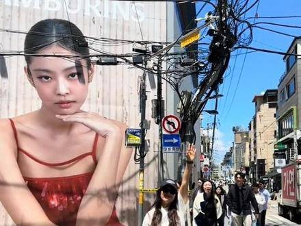 与lisa 海报合影啦 格子衬衫 破洞牛仔裤 不得不佩服自己挑选裤子的