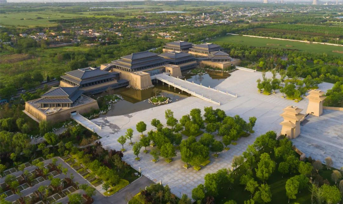 从布局上,轴线定在秦咸阳1号宫殿遗址中轴的延长线上.