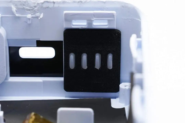 电池组与pcba模块通过导线焊接连接,电池焊接保护板,正负极粘贴胶带