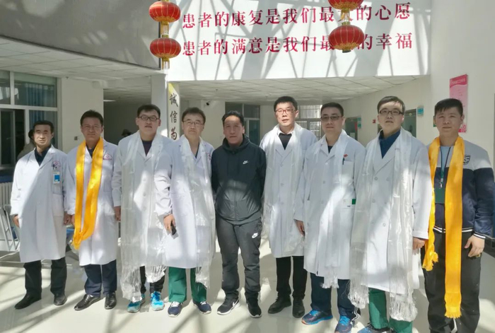 仅近几年,吴哲就先后三次前往海拔4500米的青海省玉树州曲麻莱县医院