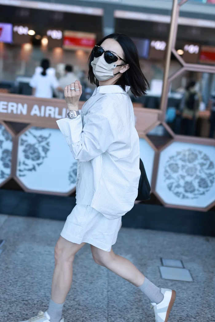 日婆的儿子快成她的街拍挂件了,"鸡腿姑娘"李沁这一等就是五年!