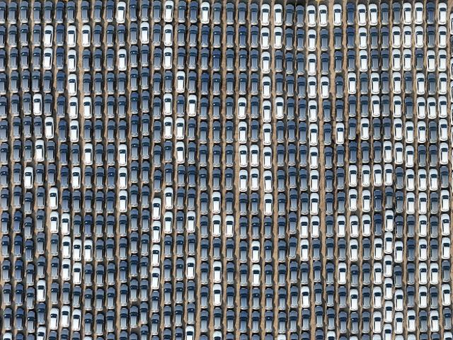 2024年4月18日，航拍山东港口烟台港蓬莱港区，大批等待装船出口的比亚迪电动汽车。视觉中国 资料图