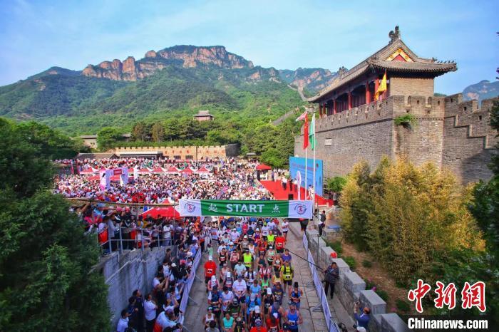 第21届中国·天津黄崖关长城国际马拉松开跑