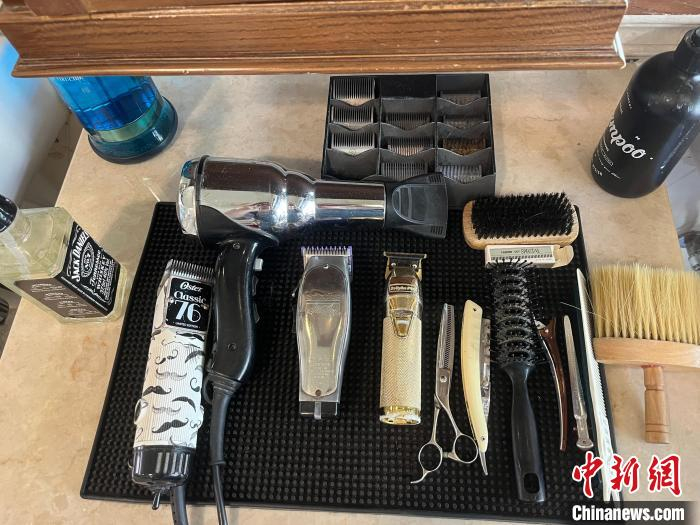 (神州写真)为"头丝清爽"买单  上海兴起男士理发店