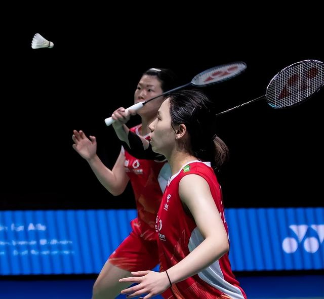 混双方面,国羽郭新娃/陈芳卉昨日2-1成功逆转苏帕克/苏皮萨拉晋级四强