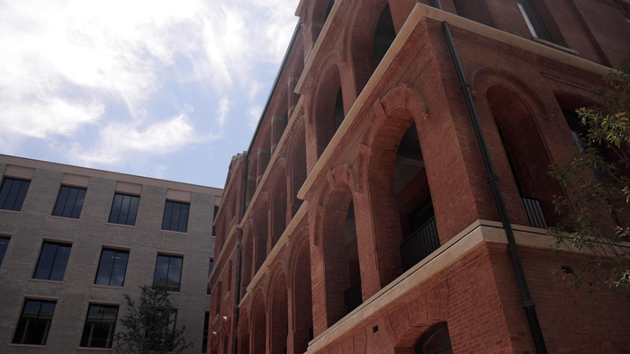 庭院内的“红楼”。澎湃新闻记者 邹桥 图