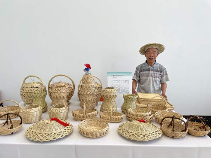 陈合牛展示他的荆编柳编手工品。新京报记者 陈超 摄