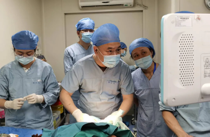 黄品同主任（中）进行超声引导下甲状腺肿瘤射频消融术/浙大二院供图