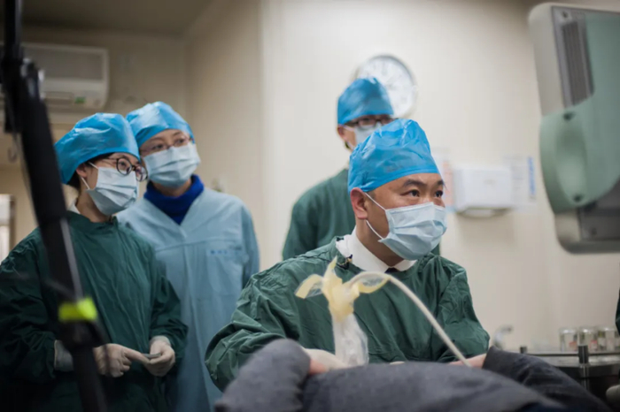 黄品同主任为患者进行诊疗/浙大二院供图