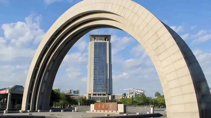 涉事学校回应|华侨大学_新浪新闻