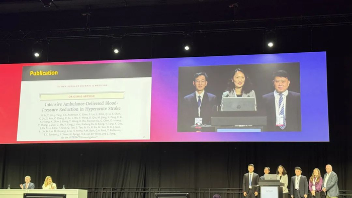 图1.专家在ESOC现场介绍INTERACT 4研究