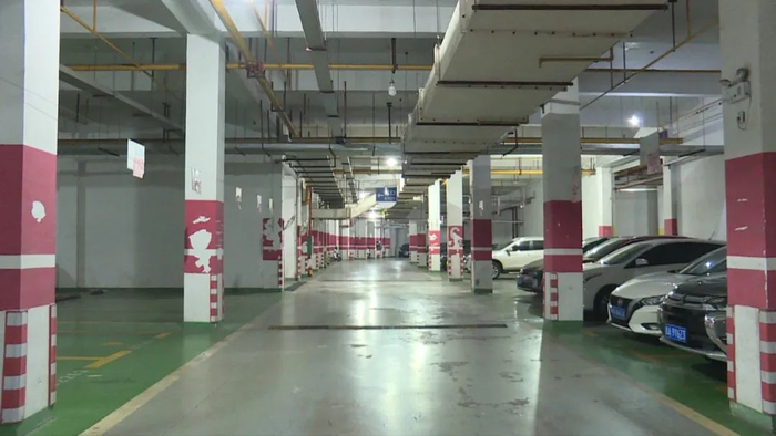 南宁一小区停车位上装隔离栏,业主质疑变相逼买车位,物业:都卖出去了