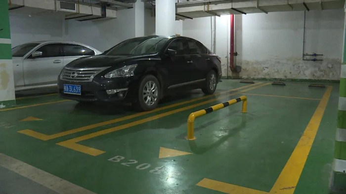 南宁一小区停车位上装隔离栏,业主质疑变相逼买车位,物业:都卖出去了