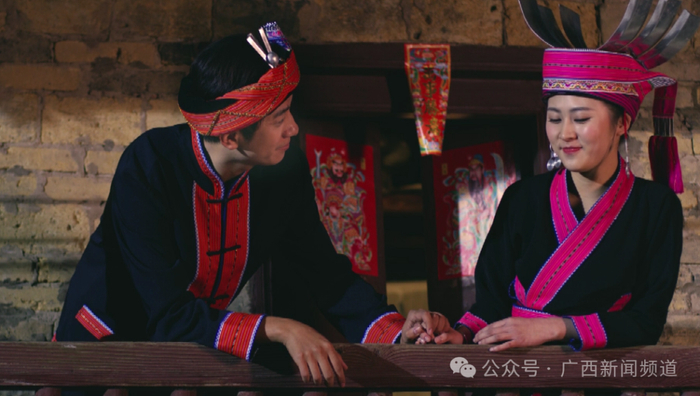 爬不上就对了,这是专门给小伙子准备的项目,"爬楼相会"是茶山瑶年轻